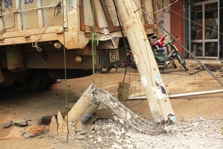 Xe tải trôi tự do, tông gãy cột điện    - 1