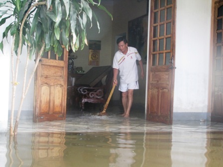 3 người thiệt mạng, lốc xoáy tốc mái, mưa ngập hàng trăm nhà dân - 2