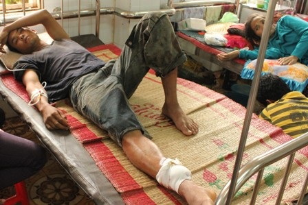 Kiểm lâm nổ súng cảnh cáo, một lâm tặc bị thương    - 3