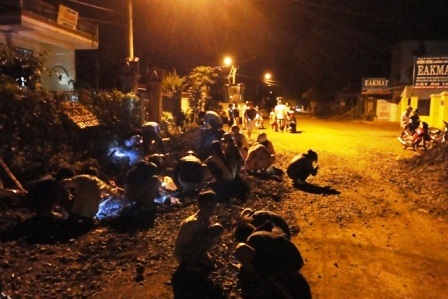 Hàng trăm người dân đổ xô đào đường tìm…“vàng” - 8