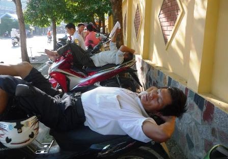 Con vượt vũ môn, mẹ cha “vượt” nắng - 6