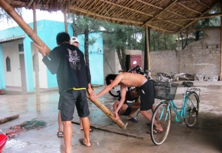 Hối hả di dân khi cơn bão đang tiến sát bờ - 16