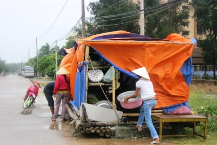 Hối hả di dân khi cơn bão đang tiến sát bờ - 15