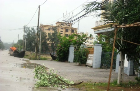 Hối hả di dân khi cơn bão đang tiến sát bờ - 14