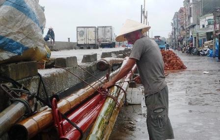 Khẩn trương đưa 8 ngư dân mắc kẹt vào bờ    - 1