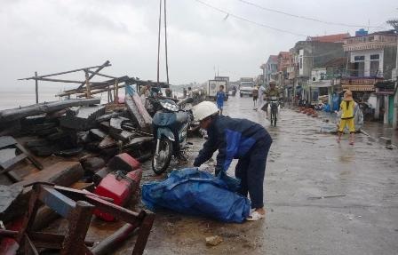 Hối hả di dân khi cơn bão đang tiến sát bờ - 18