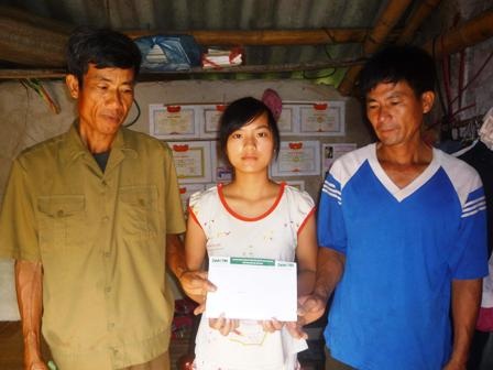 Quà bạn đọc sưởi ấm cô bé mồ côi    - 1