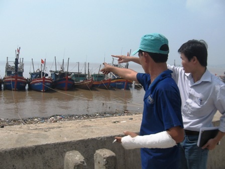 Ngư dân kêu trời vì... hết đường vào bờ - 2