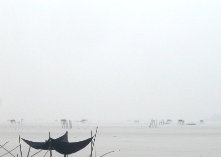 Ngư dân kêu trời vì... hết đường vào bờ - 1