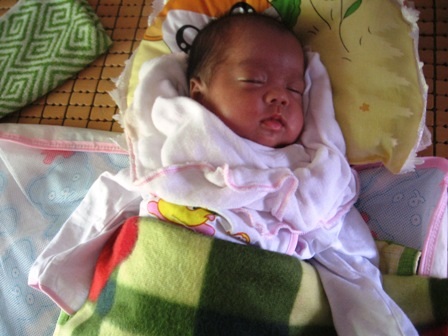 Ba cháu bé bị bỏ rơi tại cổng chùa    - 1