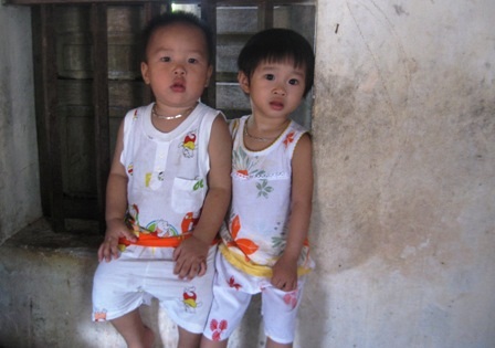 Ba cháu bé bị bỏ rơi tại cổng chùa    - 2