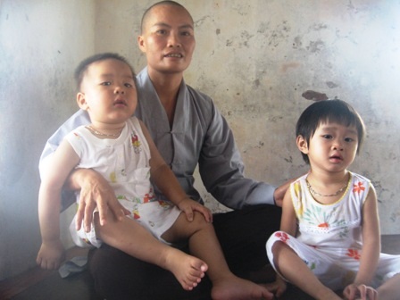 Ba cháu bé bị bỏ rơi tại cổng chùa    - 3