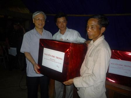 Tổng Bí Thư Nguyễn Phú Trọng thăm và làm việc tại huyện Mường Lát   - 10