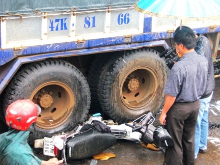 Xe tải mất phanh “nghiền” nát 4 xe máy - 5 Xe tải mất phanh “nghiền” nát 4 xe máy - 5