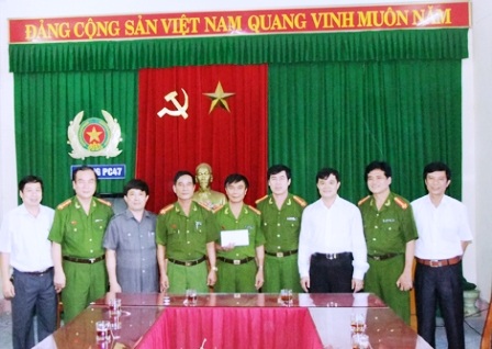 Thưởng nóng 30 triệu đồng cho Ban chuyên án triệt xóa “xới” bạc - 2 Thưởng nóng 30 triệu đồng cho Ban chuyên án triệt xóa “xới” bạc - 2