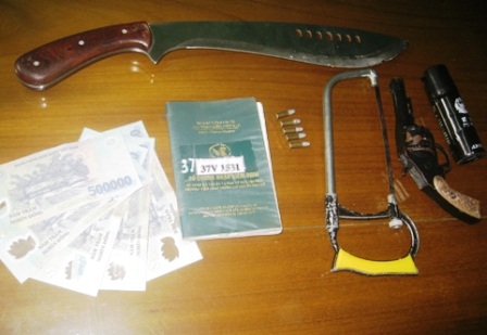 Hối lộ CSGT vì bị phát hiện tàng trữ vũ khí quân dụng - 1 Hối lộ CSGT vì bị phát hiện tàng trữ vũ khí quân dụng - 1