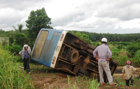 Xe buýt lật nhào, hơn 40 người thoát chết trong gang tấc - 2 Xe buýt lật nhào, hơn 40 người thoát chết trong gang tấc - 2