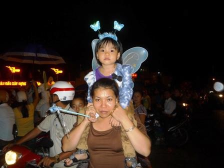 Chị Hằng, chú Cuội “đi vắng” trong đêm Trung thu    - 10