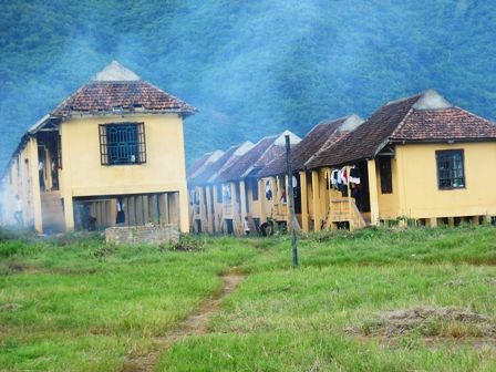 Thiếu nước, học sinh phải “liều mình” xuống sông tắm giặt - 1 Thiếu nước, học sinh phải “liều mình” xuống sông tắm giặt - 1