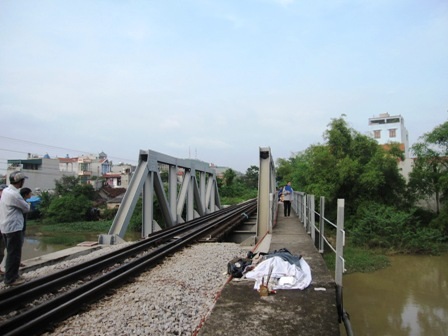 Một phụ nữ bị tàu cuốn vào gầm kéo lê 9m    - 1