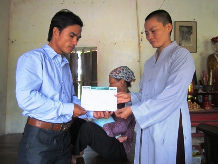 Quà nhân ái đến với bé Nhân Sinh    - 2