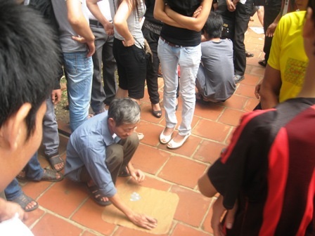 Cờ bạc “rộn ràng” tại Lễ hội Lam Kinh    - 1