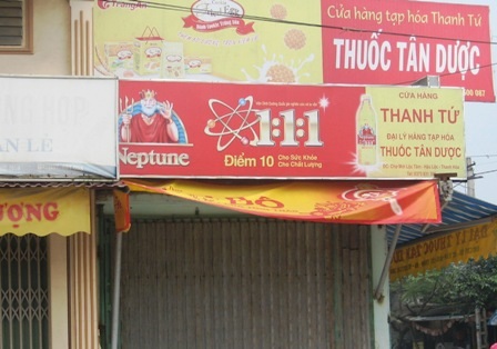 Một phụ nữ bị tạt axít vào mặt   - 1