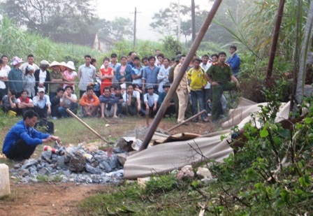 8 công nhân chết và bị thương do điện giật    - 1