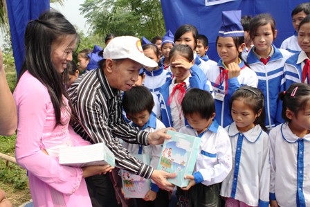 “Một triệu cuốn vở…” đến với học sinh nghèo xứ Thanh    - 3