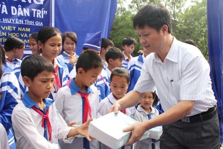 “Một triệu cuốn vở…” đến với học sinh nghèo xứ Thanh    - 4