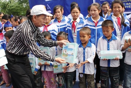 “Một triệu cuốn vở…” đến với học sinh nghèo xứ Thanh    - 2