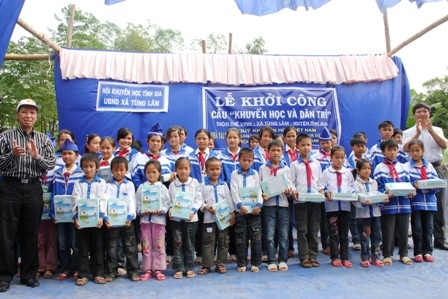 “Một triệu cuốn vở…” đến với học sinh nghèo xứ Thanh    - 5