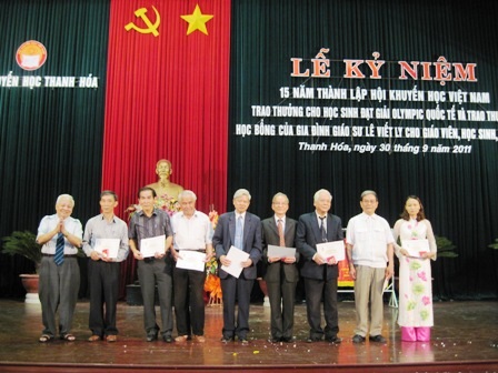 Thanh Hóa: Trao học bổng cho HS, SV nhân kỷ niệm 15 năm thành lập Hội KHVN - 1 Thanh Hóa: Trao học bổng cho HS, SV nhân kỷ niệm 15 năm thành lập Hội KHVN - 1