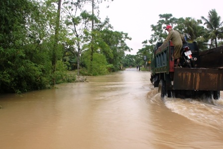 Ngập lụt nghiêm trọng, thiệt hại khoảng 200 tỉ đồng    - 9
