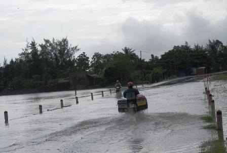 Ngập lụt nghiêm trọng, thiệt hại khoảng 200 tỉ đồng - 4 Ngập lụt nghiêm trọng, thiệt hại khoảng 200 tỉ đồng - 4