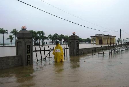 Ngập lụt nghiêm trọng, thiệt hại khoảng 200 tỉ đồng - 3 Ngập lụt nghiêm trọng, thiệt hại khoảng 200 tỉ đồng - 3