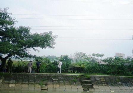 Con bạc ném bao tiền xuống sông khi bị công an truy bắt - 1