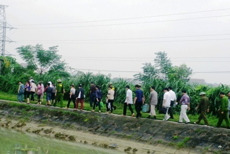 Con bạc ném bao tiền xuống sông khi bị công an truy bắt - 2