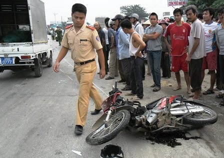 Xe máy "kẹp 3" tông ô tô, 2 người tử nạn - 3