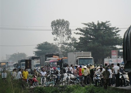 Xe máy "kẹp 3" tông ô tô, 2 người tử nạn - 1