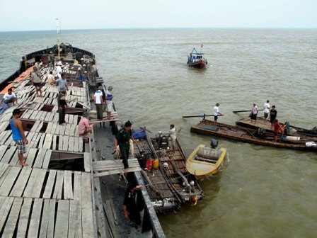 Đưa 39 lao động trên con tàu gặp nạn vào bờ an toàn - 2 Đưa 39 lao động trên con tàu gặp nạn vào bờ an toàn - 2