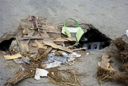 “Hố tử thần” xuất hiện cạnh trường mầm non - 2