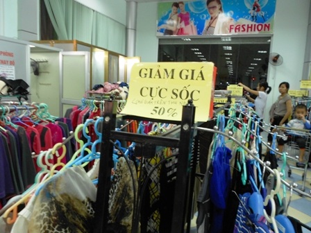 Mùa sắm đồ của những “thượng đế” ít tiền   - 1