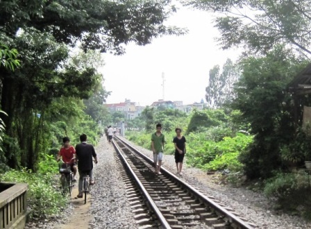 Một phụ nữ bị tàu cuốn vào gầm kéo lê 9m    - 2