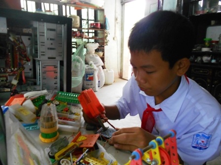 Rô bốt giúp việc nhà của cậu học trò hiếu thảo  - 2