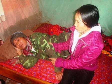 Tủi phận người phụ nữ nuôi chồng bệnh tật, 2 con mù lòa    - 1