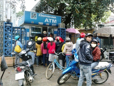 Xếp hàng chờ tiền trước cây ATM - 2 Xếp hàng chờ tiền trước cây ATM - 2