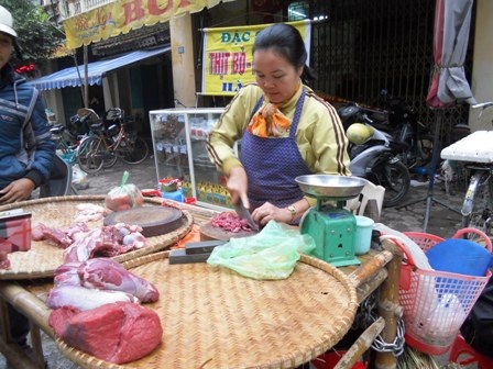 Thanh Hóa: Tịch thu nhiều sản phẩm không đảm bảo VSATTP dịp Tết - 1