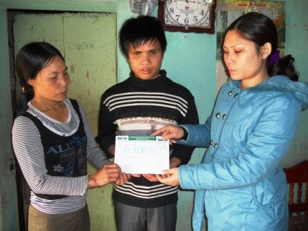 Món quà ý nghĩa đến với gia đình người phụ nữ bất hạnh - 3 Món quà ý nghĩa đến với gia đình người phụ nữ bất hạnh - 3