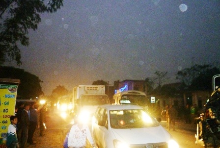 Hai xe tải đối đầu, Quốc lộ 1A tắc nghẽn hơn 3 giờ    - 1